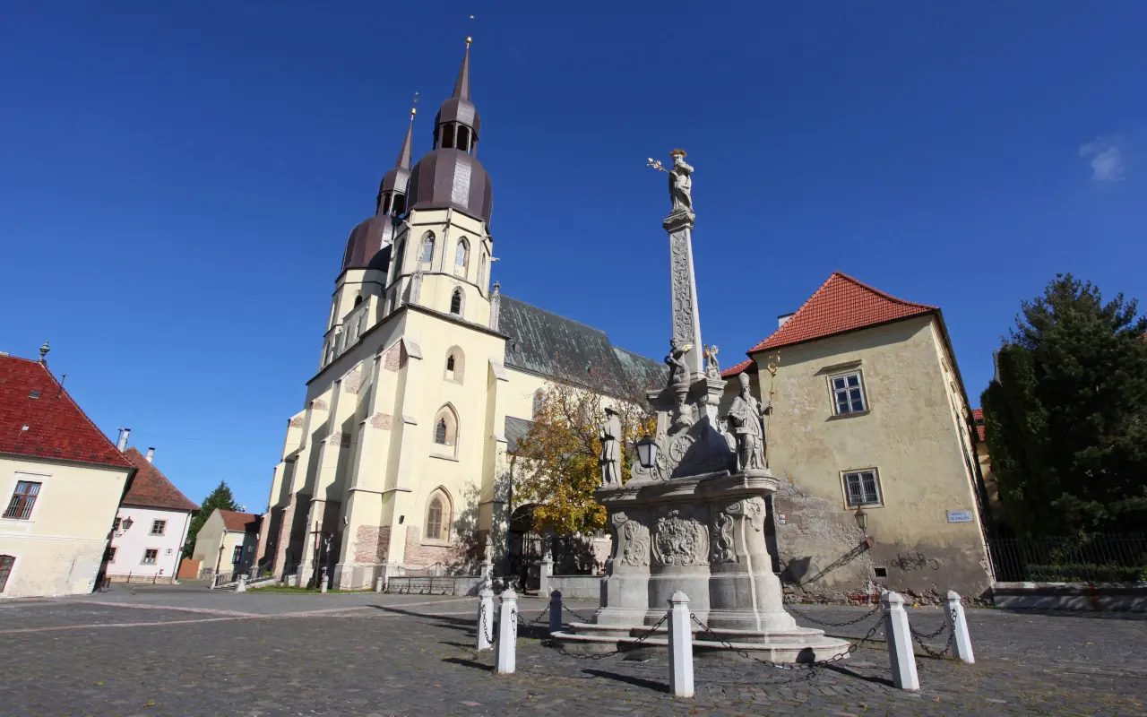 Plaza con la iglesia de San Nicolás al fondo.
