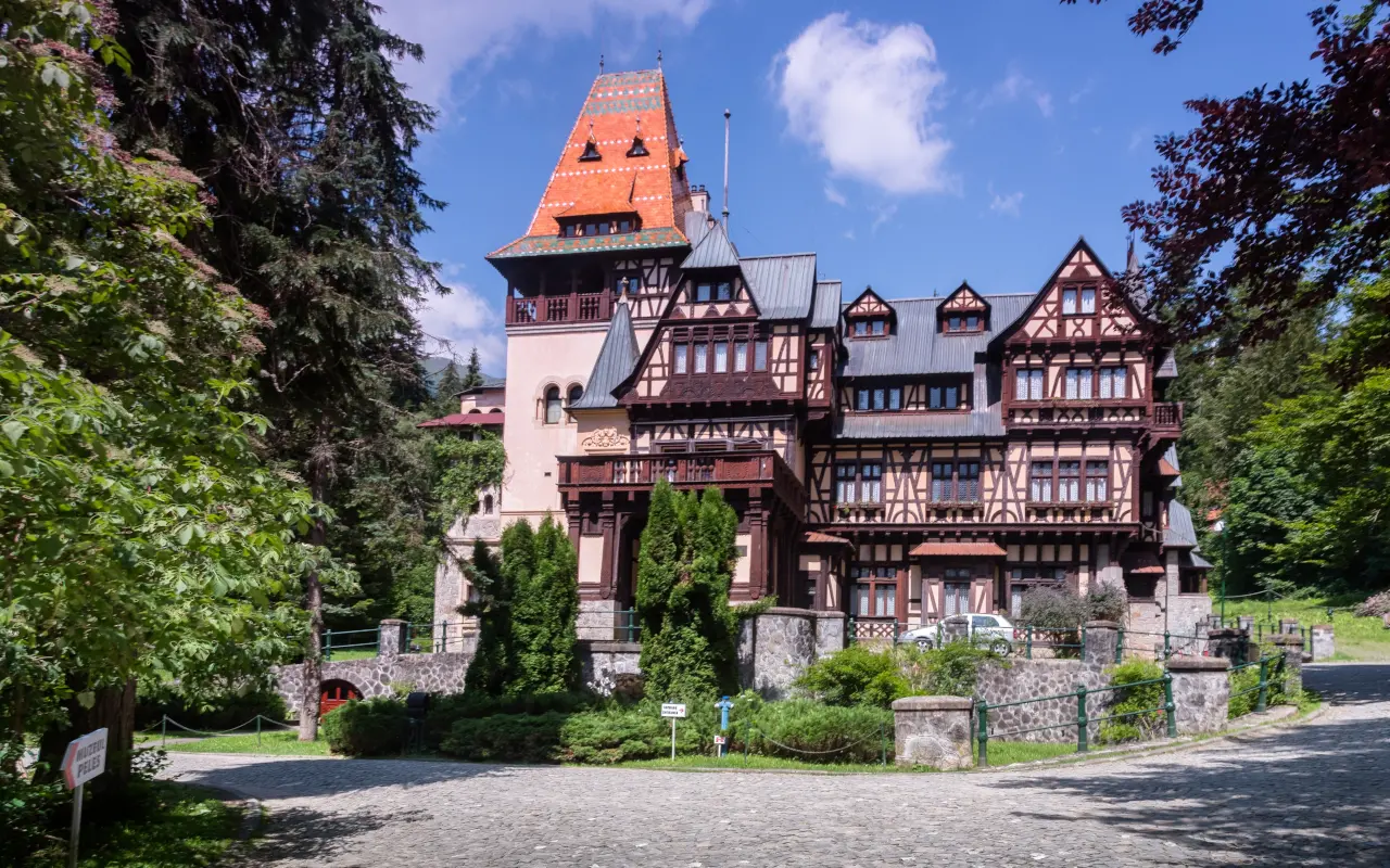 Arquitectura de estilo bávaro en el Castillo de Pelesor,parte del Castillo de Peles.