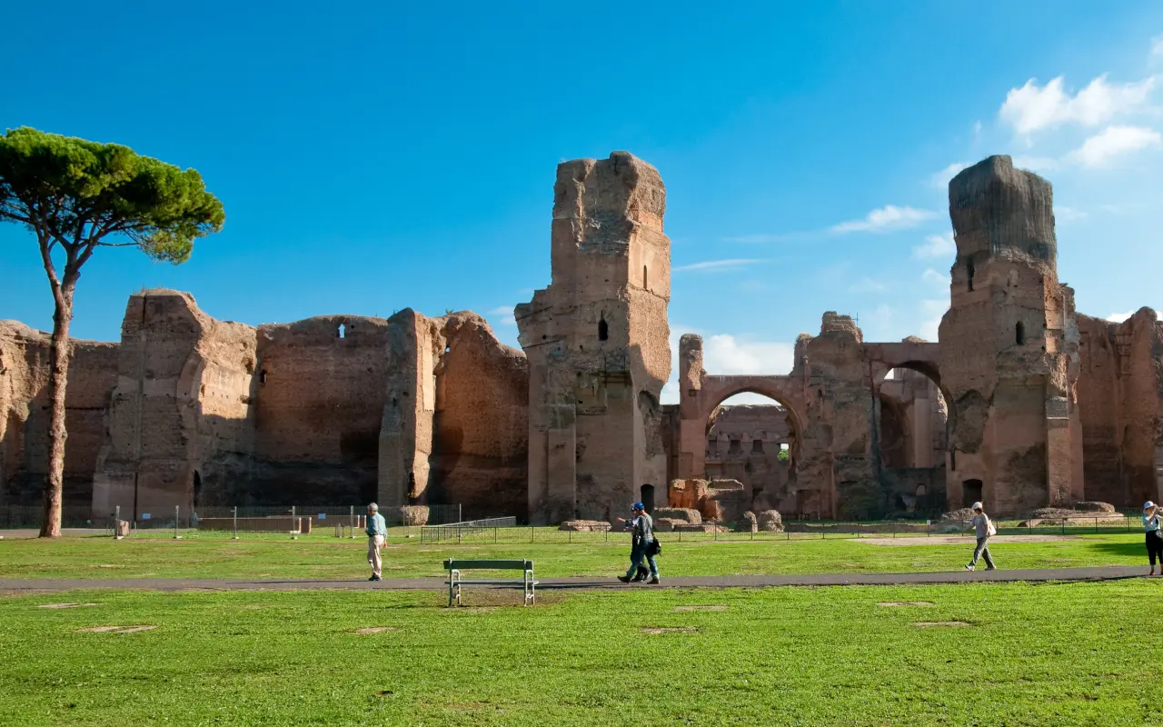 Restos de edificaciones en la Via Appia de Roma, rodeado de naturaleza.