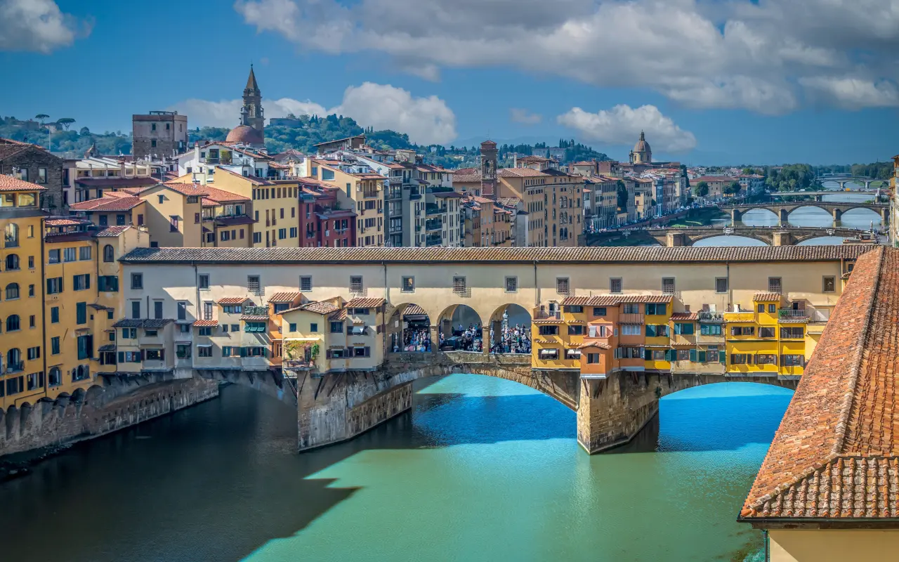 Vista panorámica de el Ponte Vecchio, repleto de comercios que vendes artesanías locales. 
