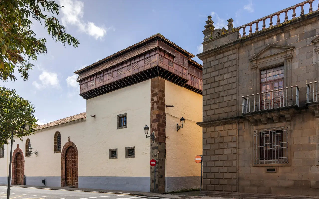 Plaza del Adelantado, con edificios históricos que esconden misterios.