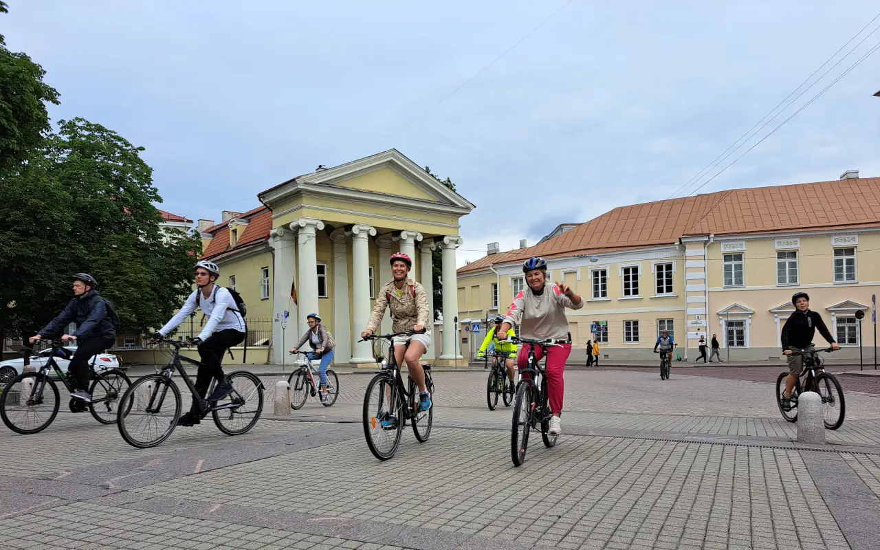 Palacio Choiseul en la ciudad vieja de Vilna, vista desde las bicicletas.