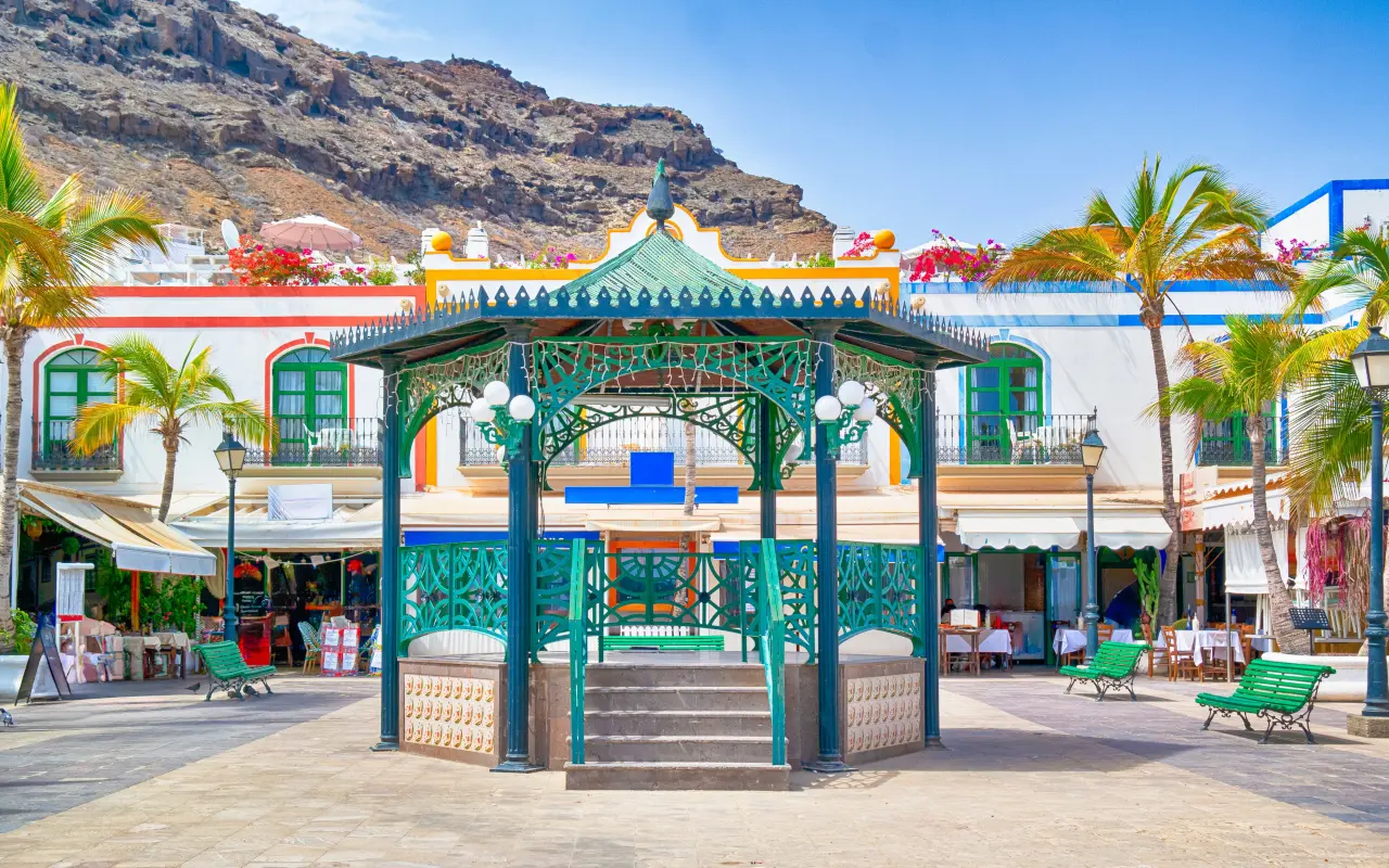 Kiosko de vivos colores en el centro de Puerto de Mogán.