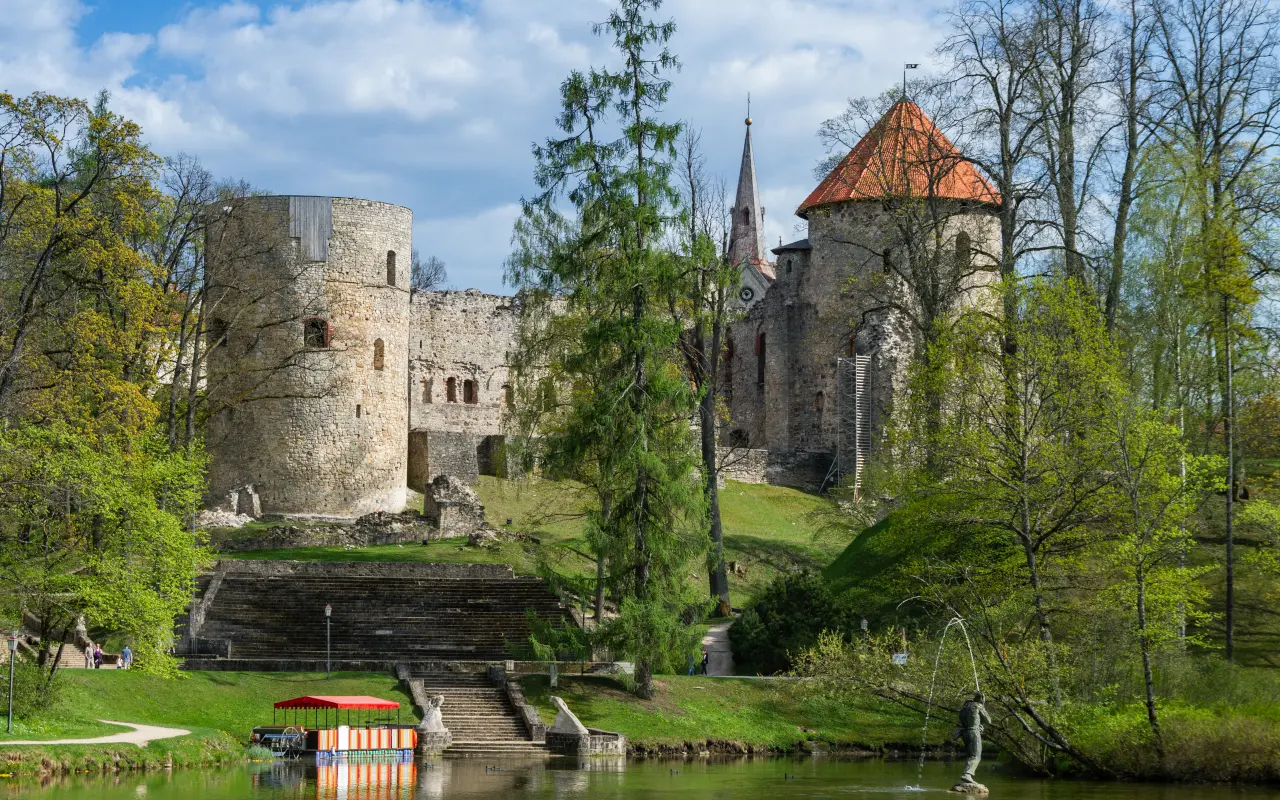 Castillo medieval de Cesis, lugar donde el guía de habla inglesa explicará su historia.