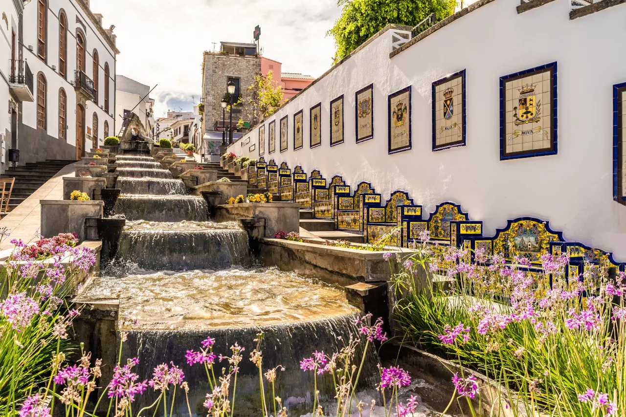 Firgas y su casco histórico, con el monumento Paseo de Canarias que rinde homenaje a las islas.