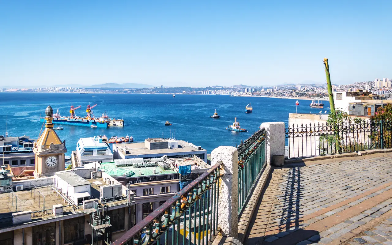 Este free tour por Valparaíso te acerca a sus paseos y miradores, así como a sus ascensores emblemáticos.