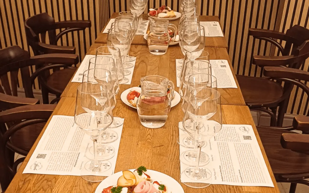 Mesa preparada para la cata de vinos en Bratislava con aperitivos.