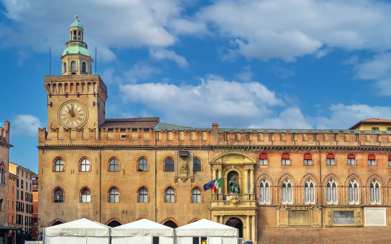 El Palacio Accursio es el edificio en el que se encuentra la emblemática torre.