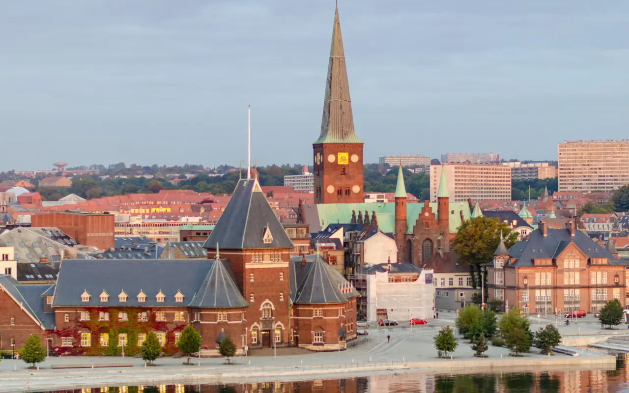 Paseo costero de Aarhus, con el skyline de la ciudad y la catedral.
