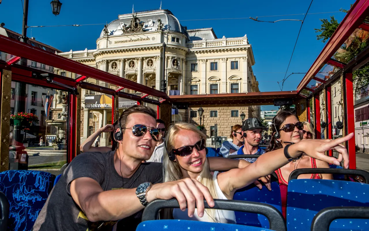 Pasajeros con los cascos puestos van escuchando las indicaciones de la audioguía.