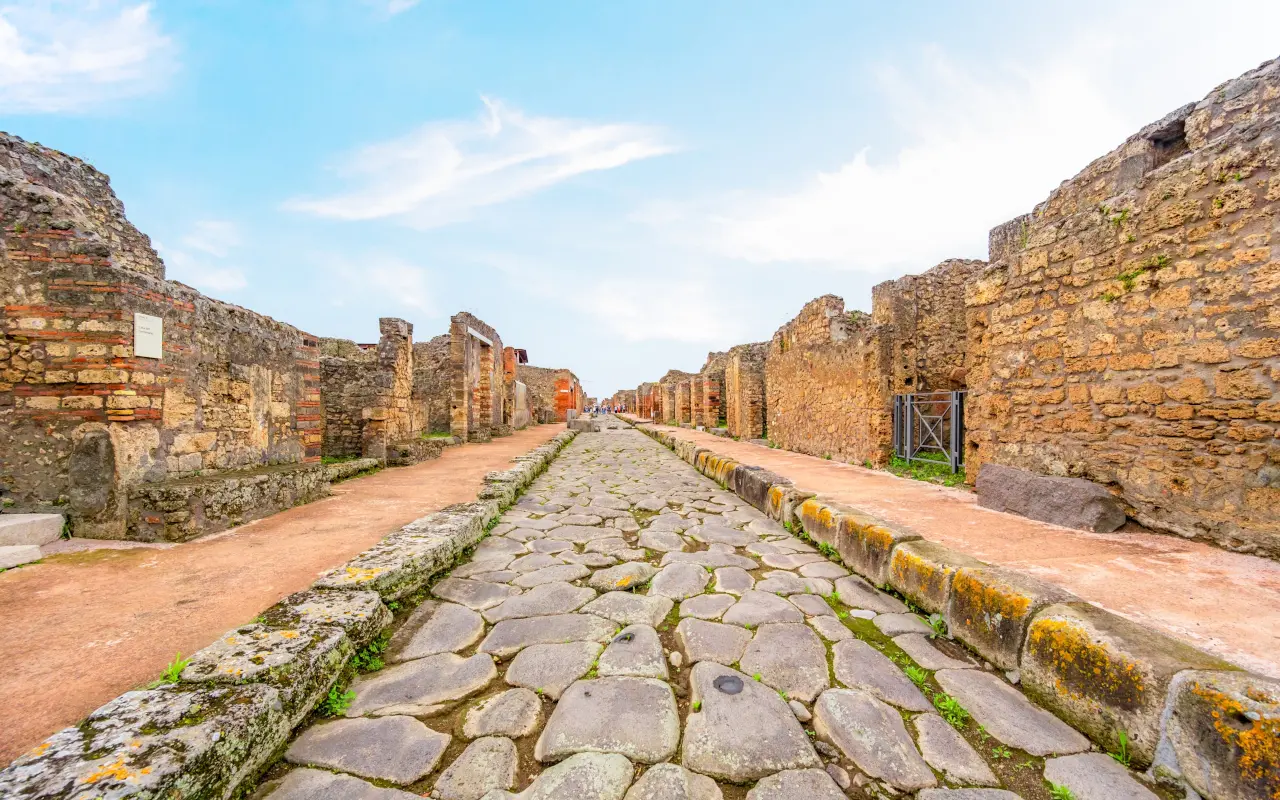 Calle abandonada en la antigua ciudad de Pompeya, que quedó sepultada por la lava del volcán en el 79 a. C.