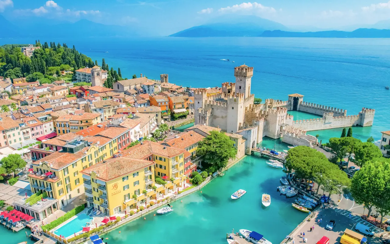 Vista aérea de la encantadora ciudad de Sirmeone, una de las más bellas del Lago Garda.