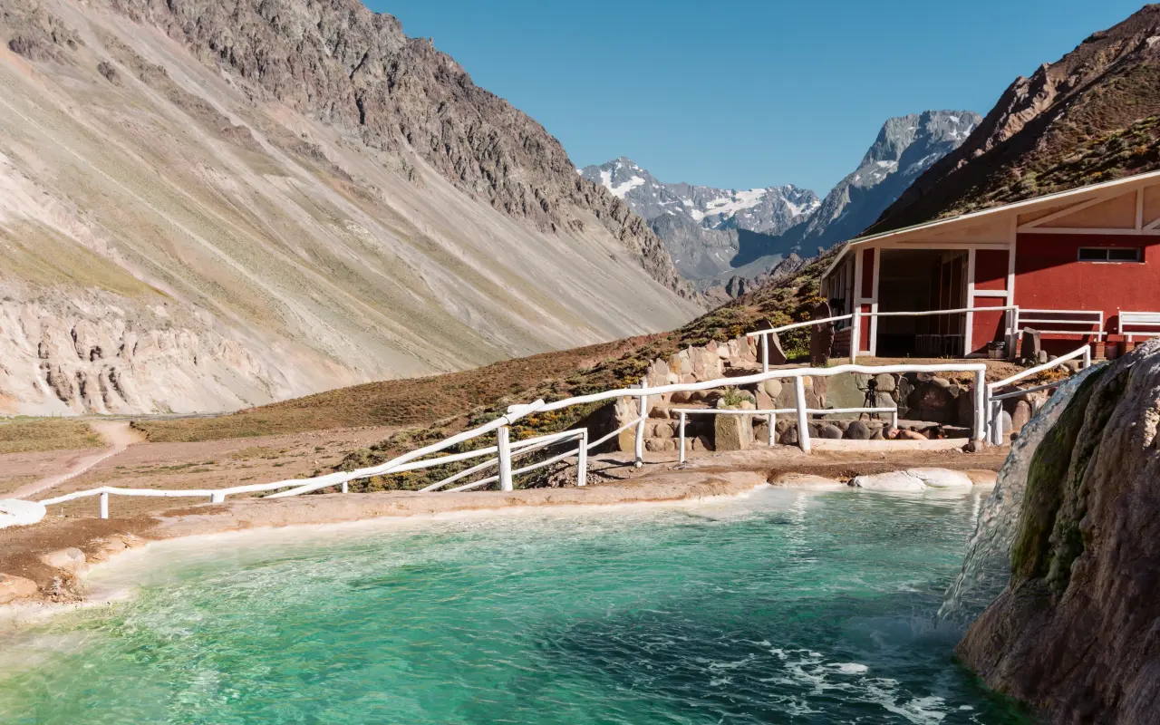 Las Termas de Colina son uno de los puntos más espectaculares del Cajón del Maipo.