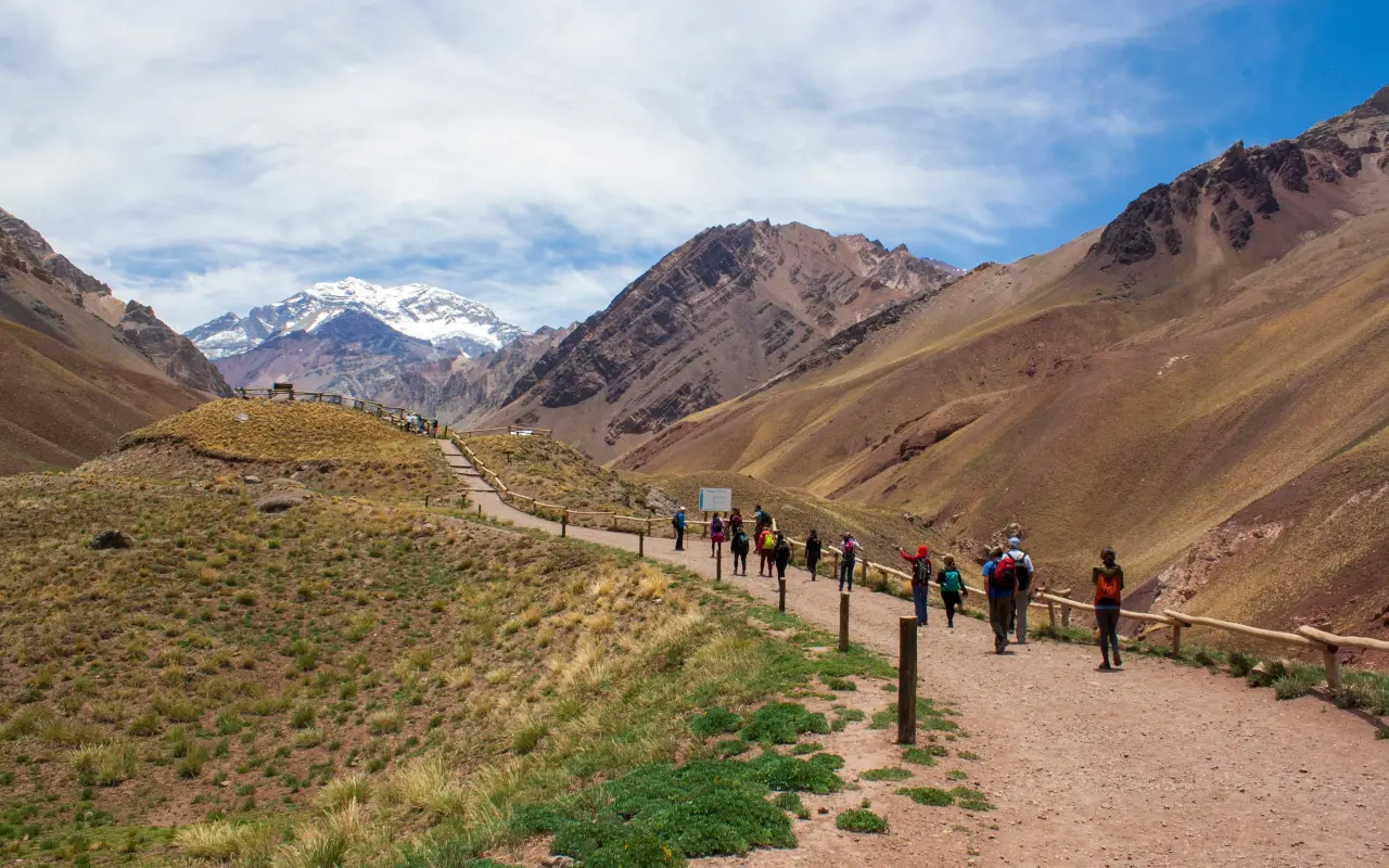 Ruta de senderismo en la excursión al Parque Provincial del Aconcagua.