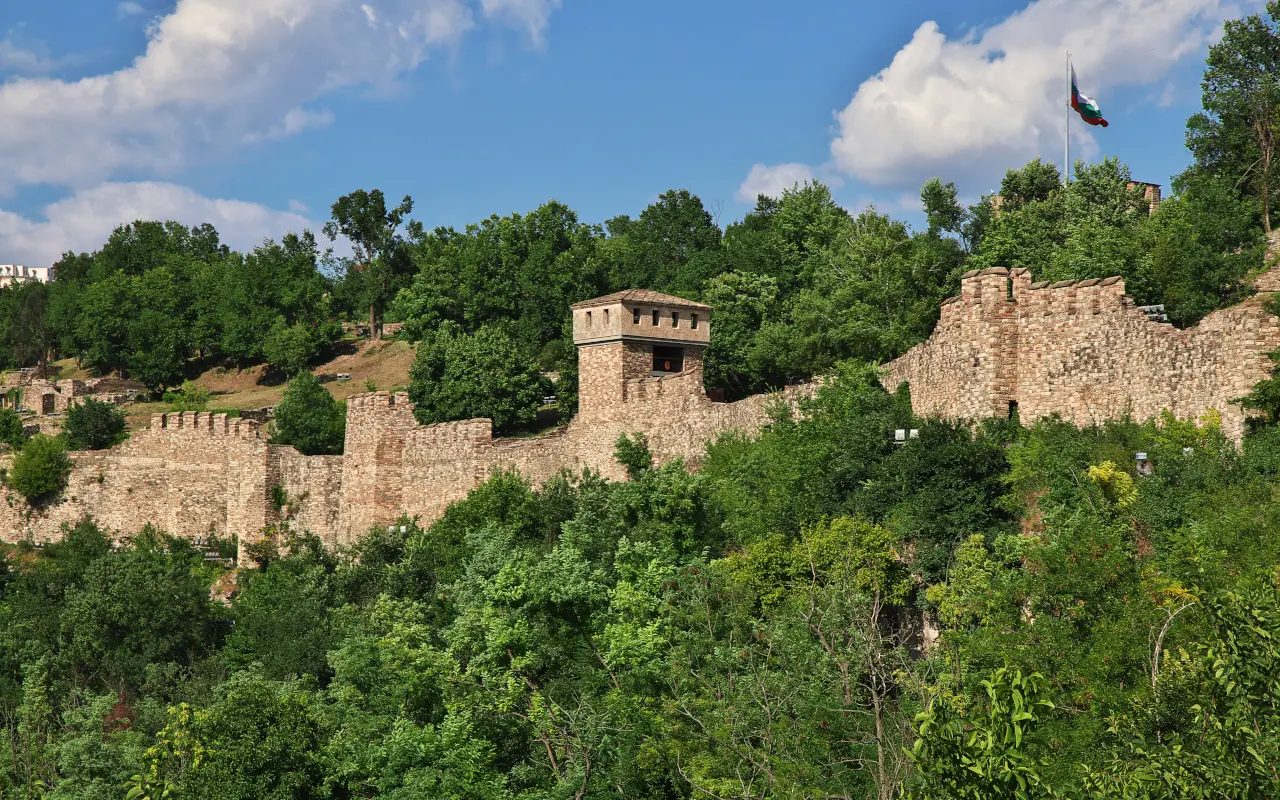 La amplia fortaleza está rodeada de una exuberante vegetación que refuerza aún más el paisaje idílico.