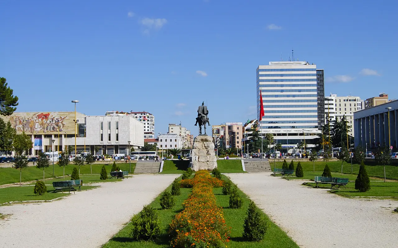 La Plaza Skanderbeg es uno de los atractivos turísticos que visitaremos junto al guía.