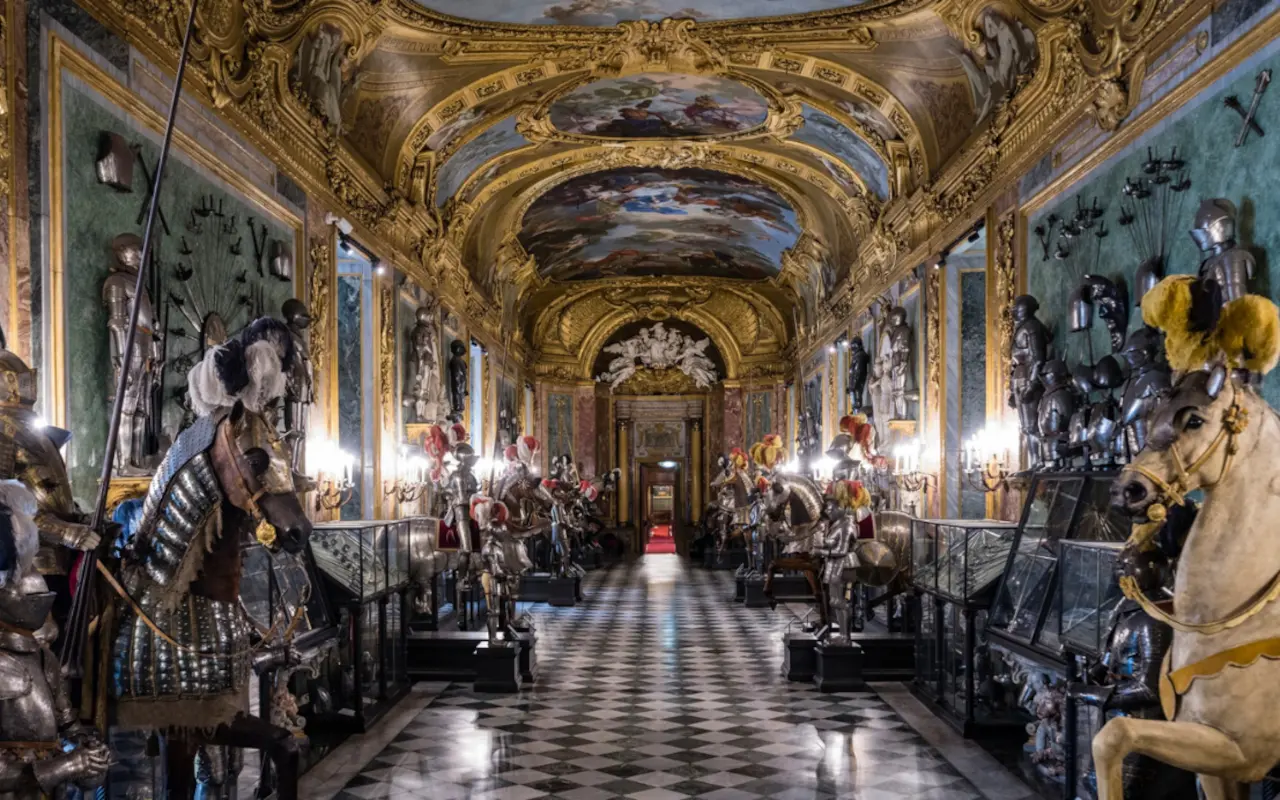 En la visita guiada por el Palacio Real te contaremos los secretos de sus estancias y figuras más importantes.