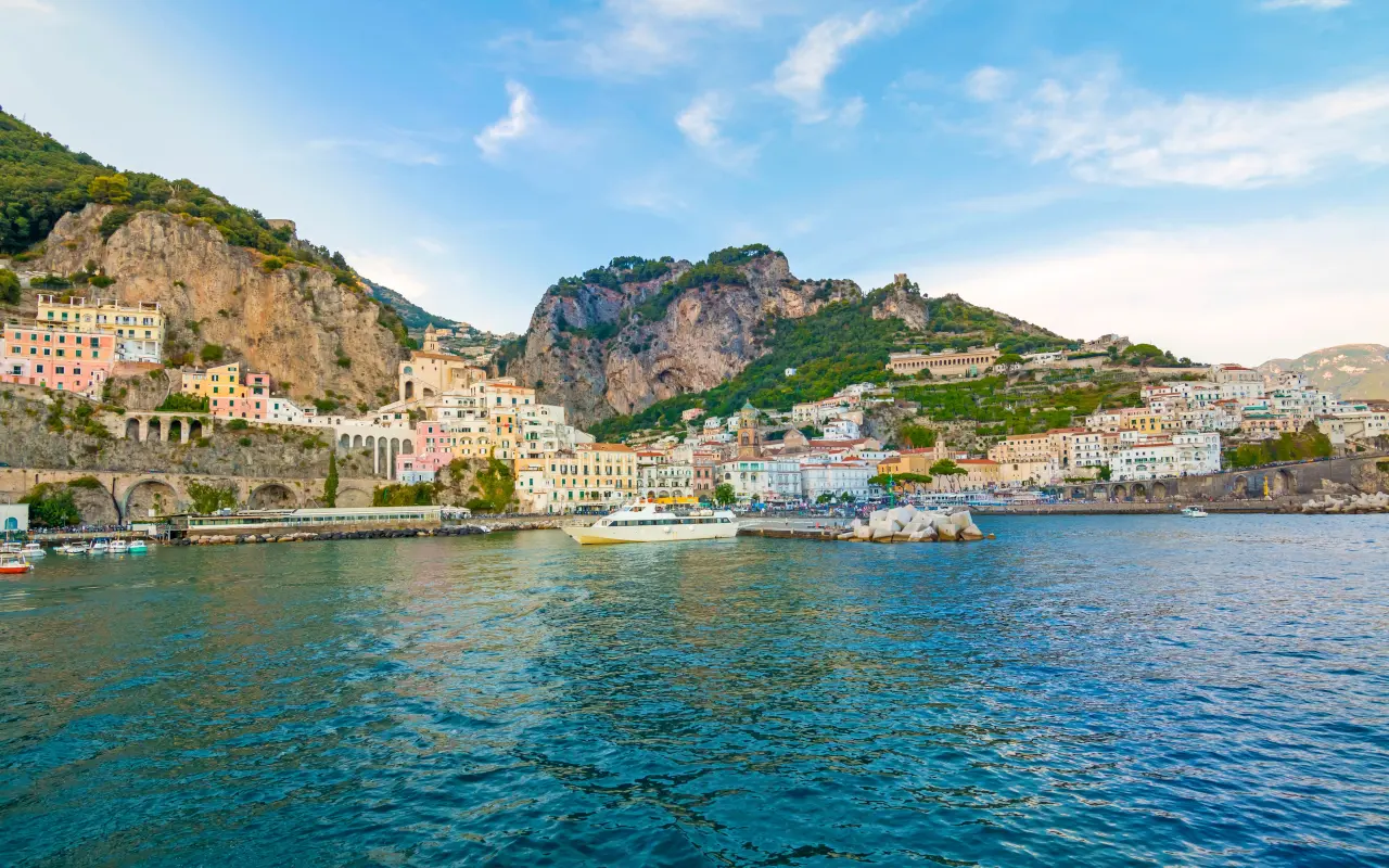 Vista de Capri desde el mar, con los Jardines Augusto, el puerto y una estampa de postal.