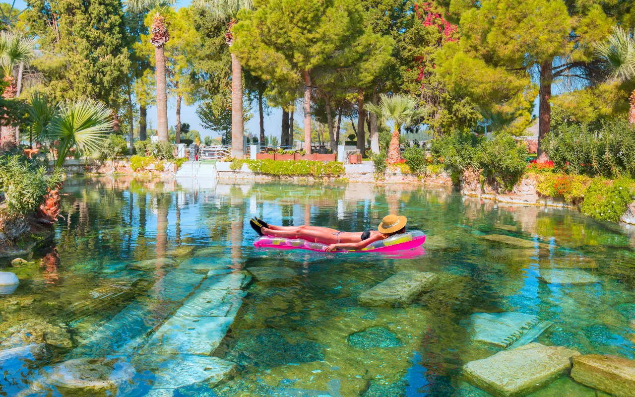 Los baños de Cleopatra son una de las maravillas de Turquía.