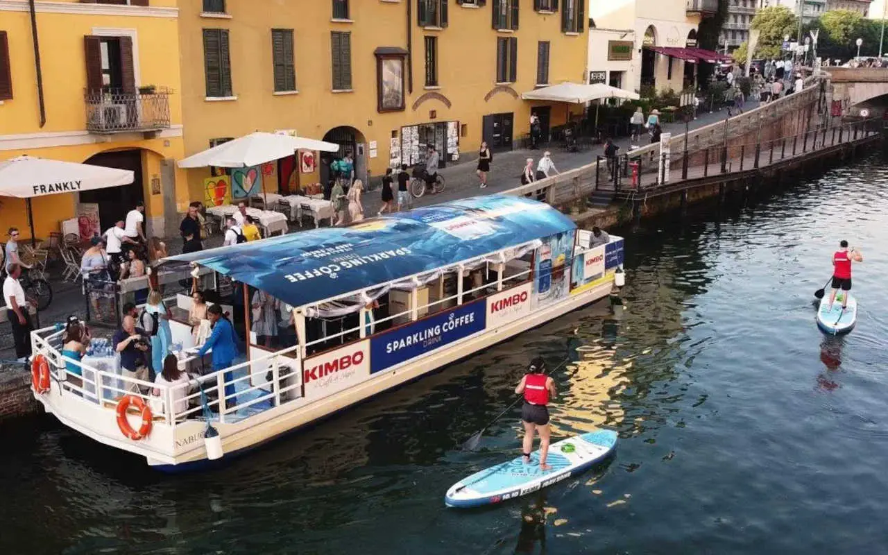 Barco que recorre los canales de navegación de Navigli.