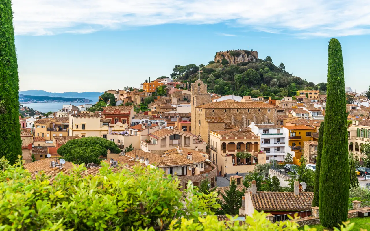 En Begur, te espera un destino histórico y encantador en plena naturaleza.