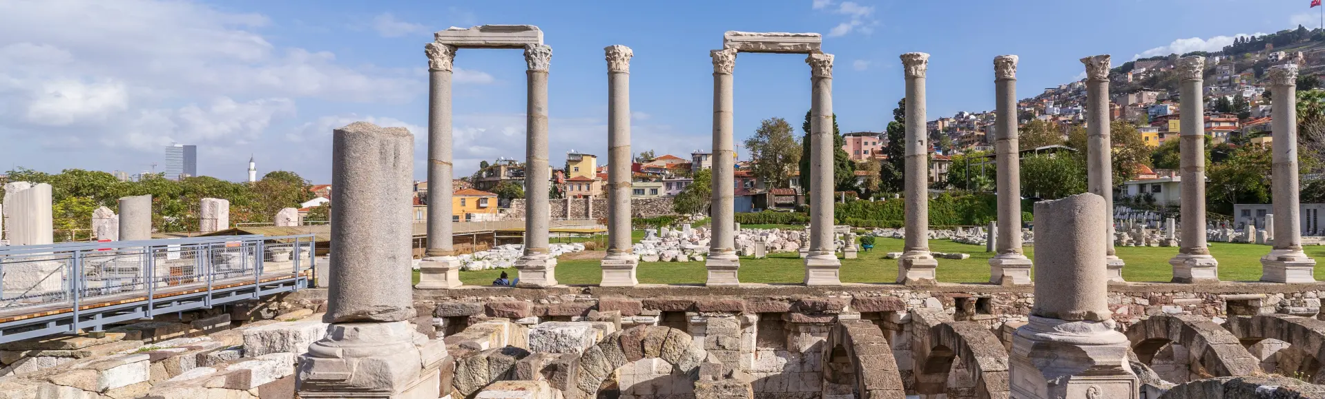 Ruinas de las antiguas civilizaciones que vivieron es Esmirna.