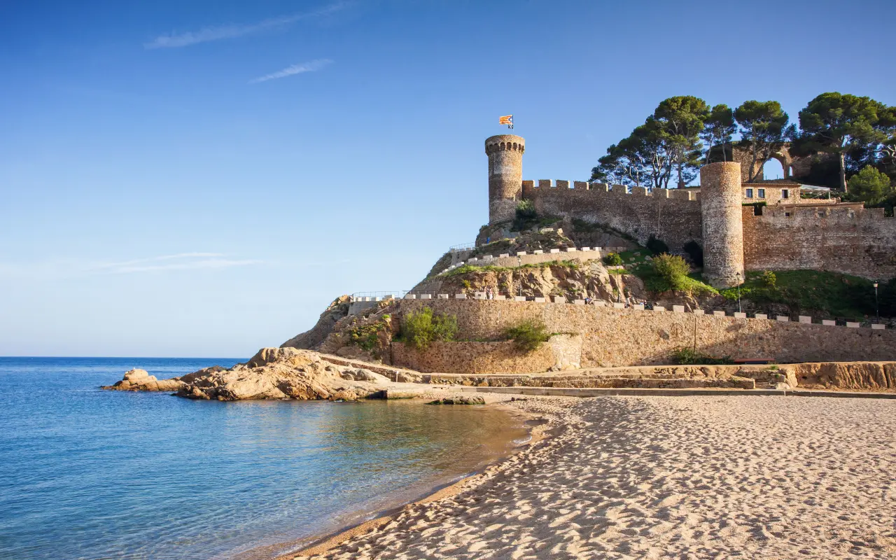 Playa principal de Tossa de Mar, con el recinto amurallado de la Vila Vella.