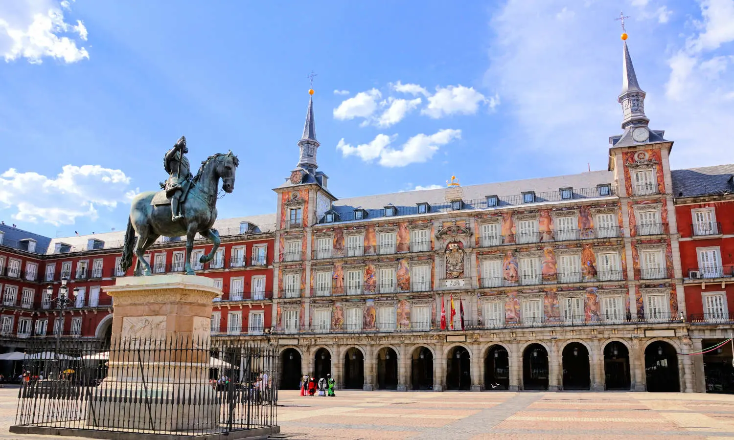 En la Plaza Mayor escucharás las anécdotas y los secretos de los protagonistas de la Edad de Oro.