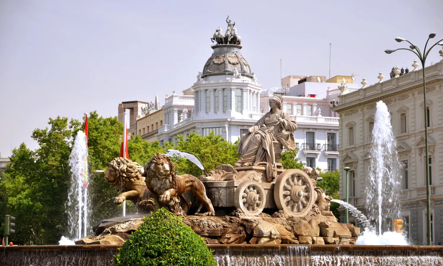 La Fuente de Cibeles fue construida durante el reinado del rey Carlos III de España, quien pertenecía a la dinastía de los Borbones.