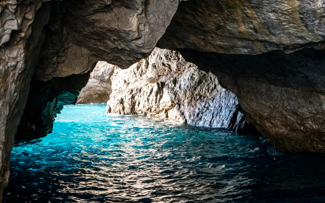 La Gruta Verde es uno de los monumentos naturales más impresionantes de la isla de Capri.