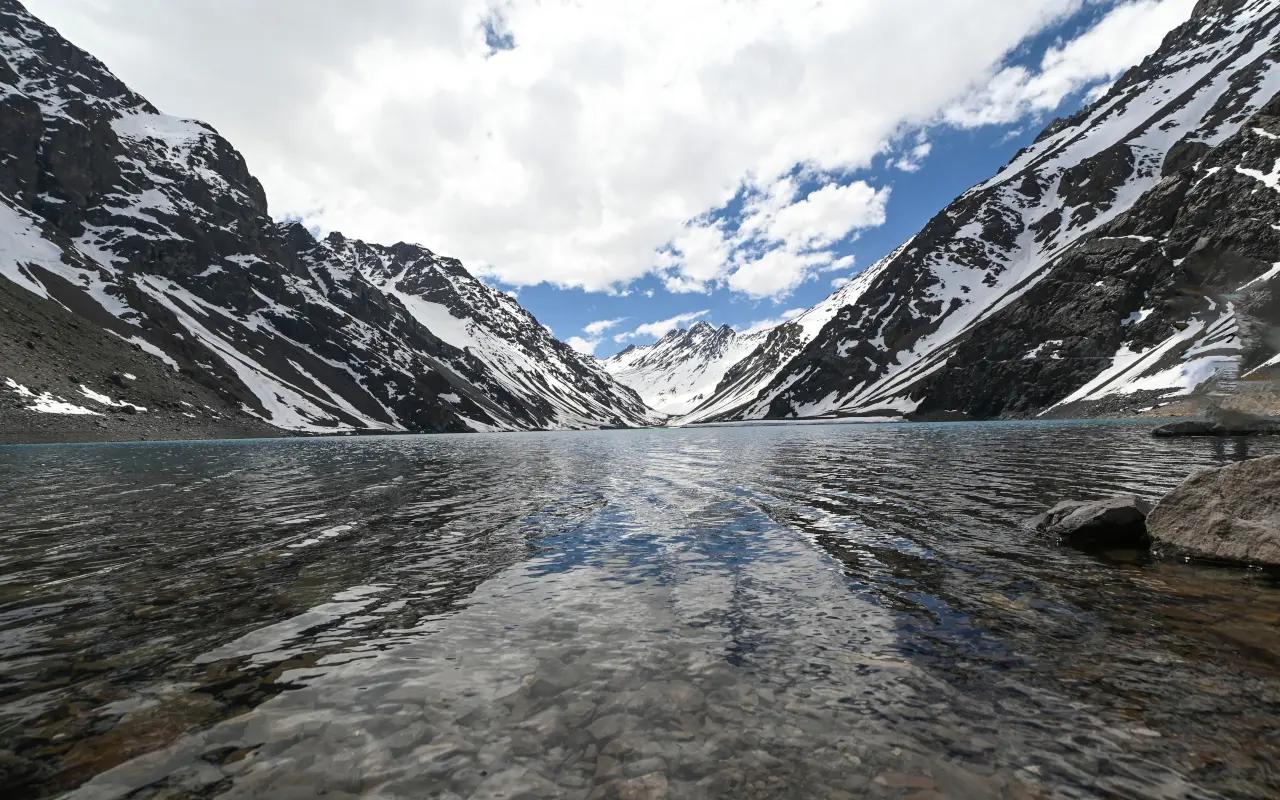 Helada o no, la laguna del Inca es uno de los paisajes chilenos más espectaculares de los Andes.