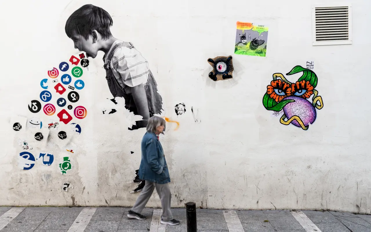 Muro pintado con colores y repleto de símbolos en los barrios más alternativos de Madrid.