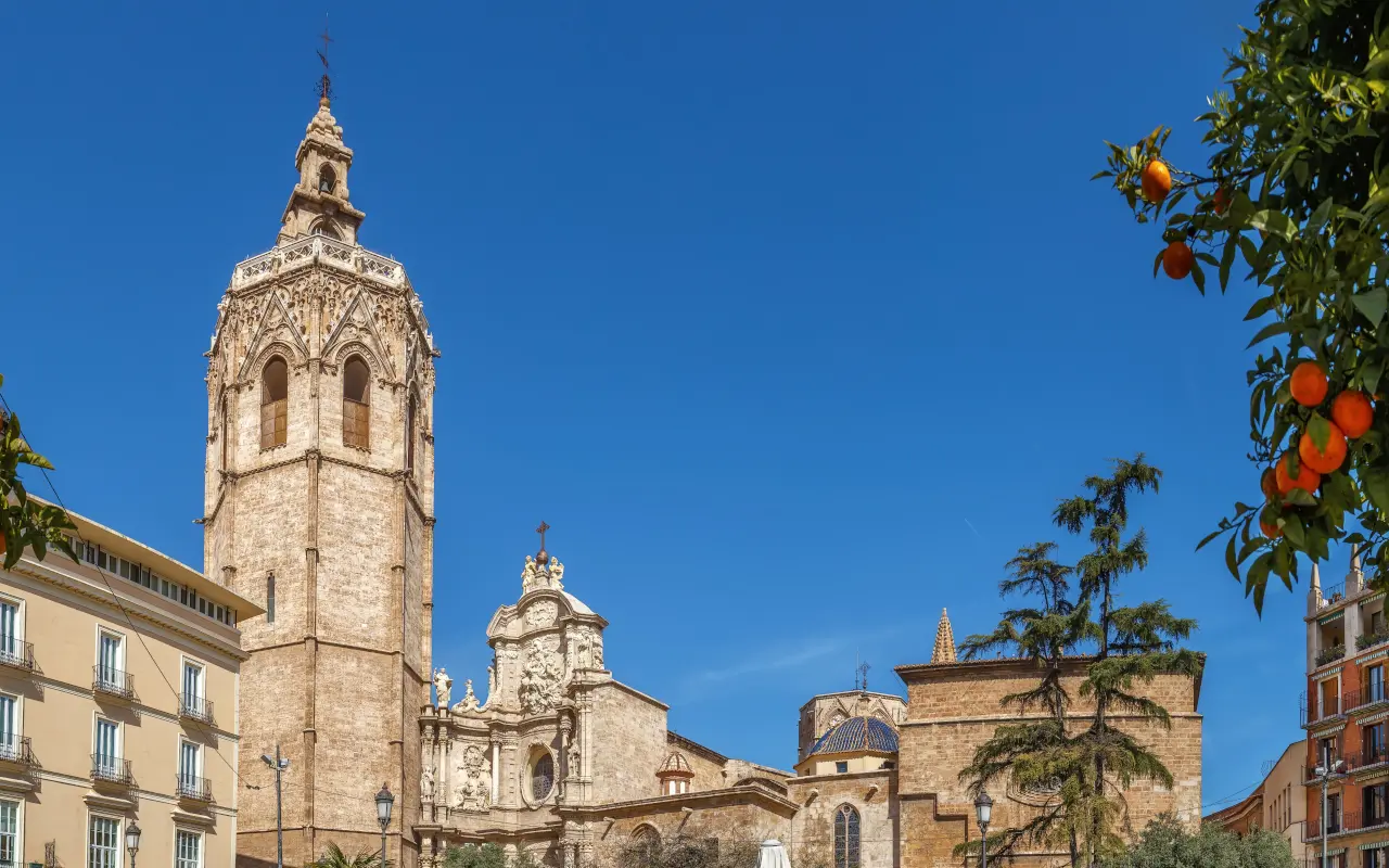 Sobre los restos de una antigua mezquita hoy nos encontramos con la Catedral de Valencia.