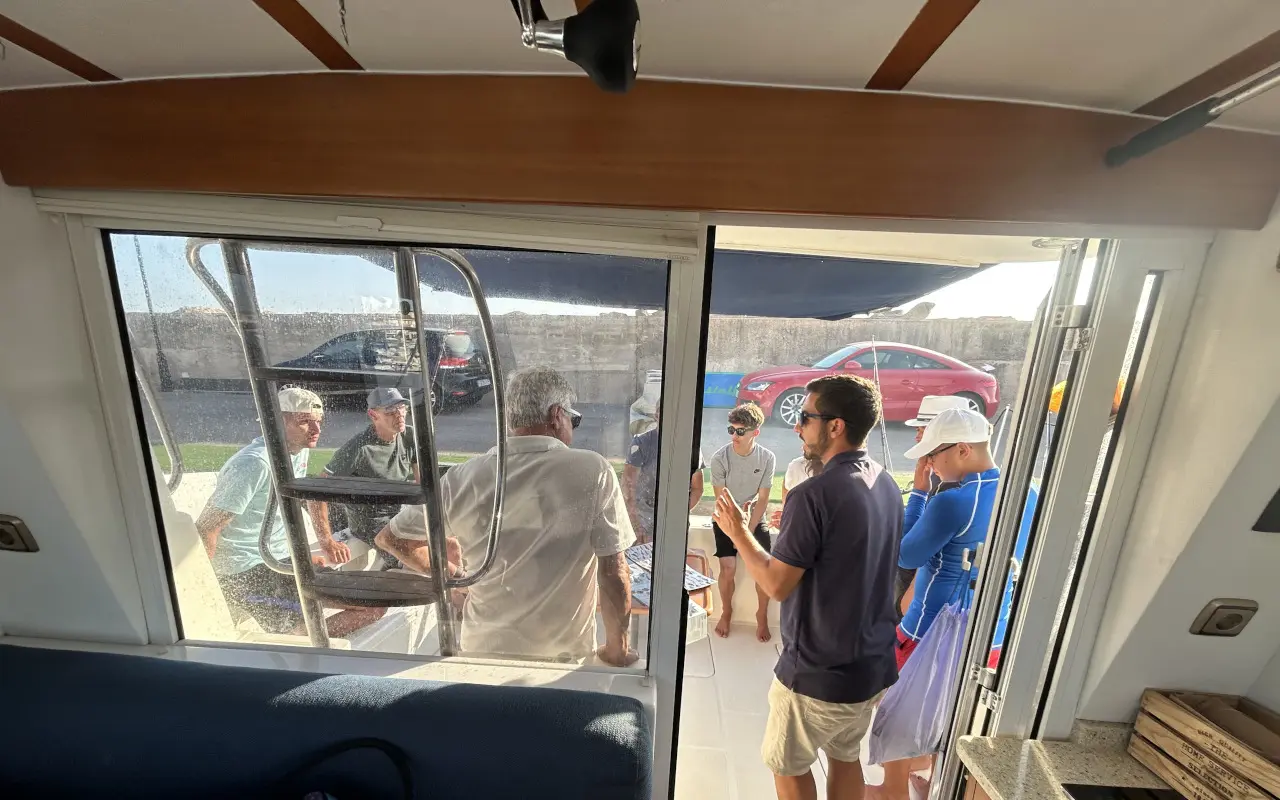 Explicaciones al grupo de pesca a la salida del puerto de Can Picafort.