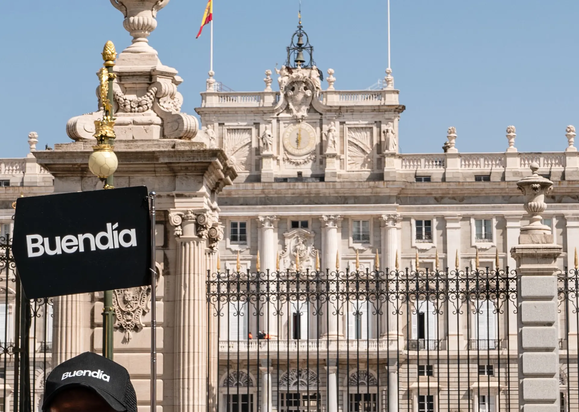 Expert guide offering a private tour of the Royal Palace and Royal Gardens of Madrid.
