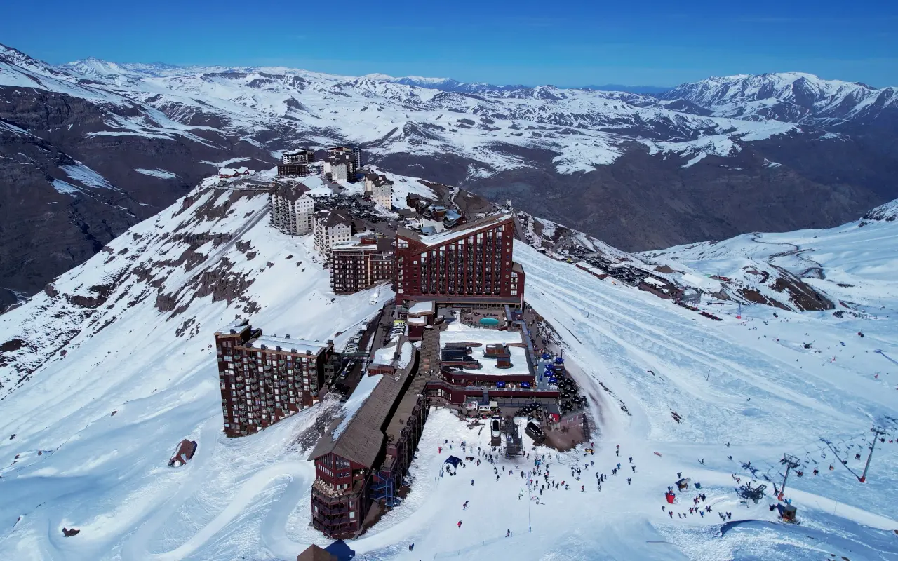 Vista aérea de Valle Nevado, una de las atracciones turísticas más destacadas en invierno.