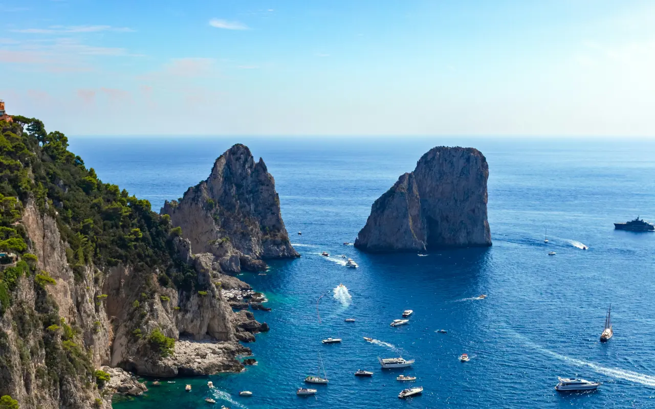 Los Farallones, símbolo de la isla, que puedes ver en un paso en barco opcional durante tu excursión desde Roma.