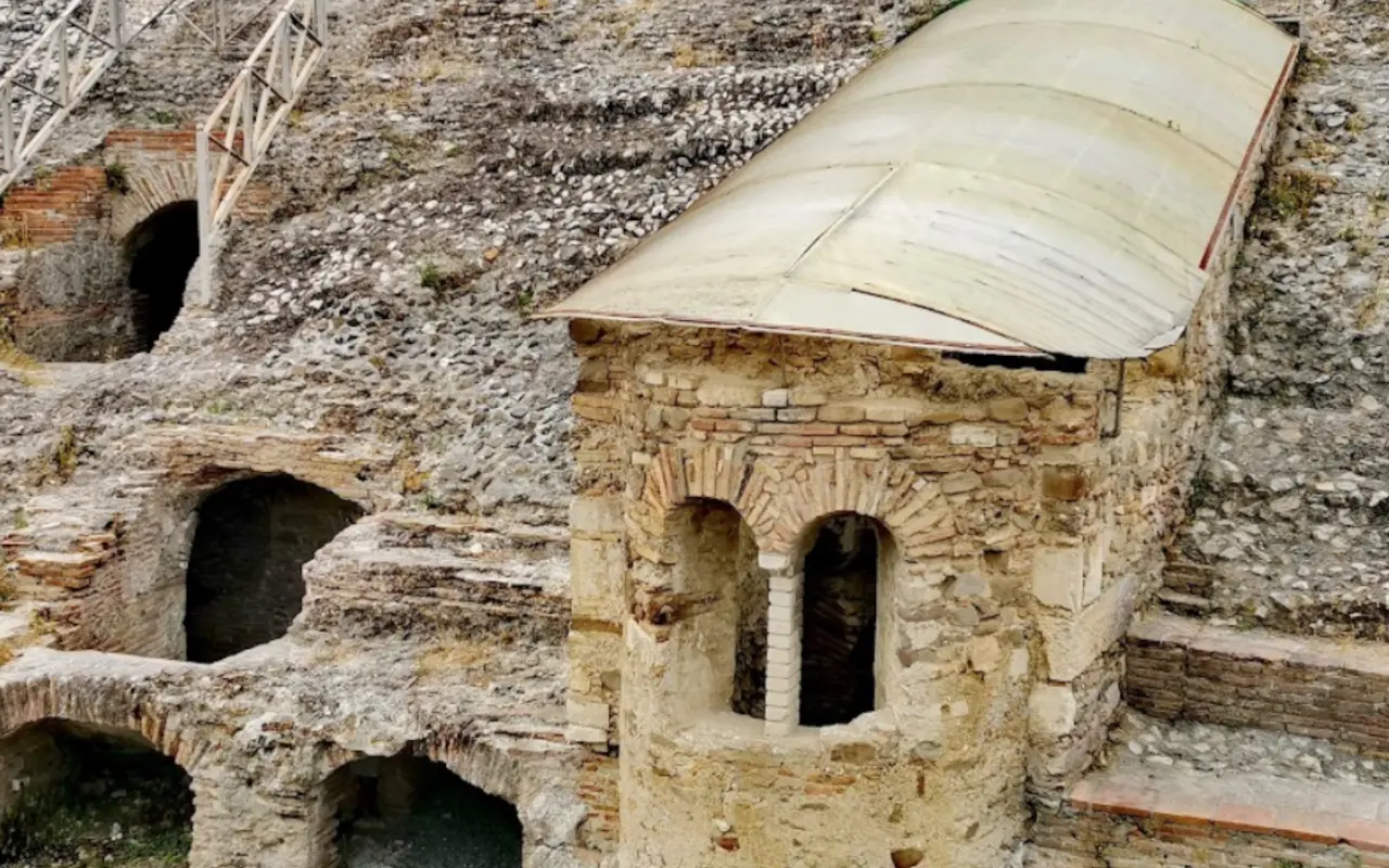 Antiguo teatro de Durres, del que conocerás su historia en esa excursión.