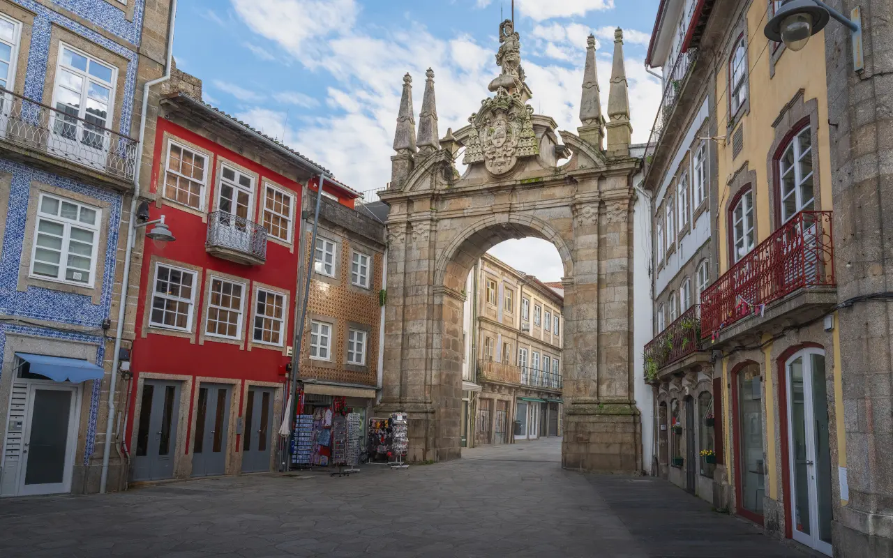 El Arco da Porta Nova en Braga es uno de los símbolos más importantes de la ciudad.
