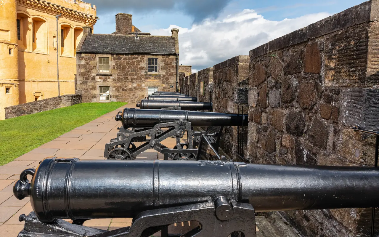 Desde lo alto del castillo, contempla paisajes que fueron testigos de épicas batallas y momentos clave en la historia de Escocia.