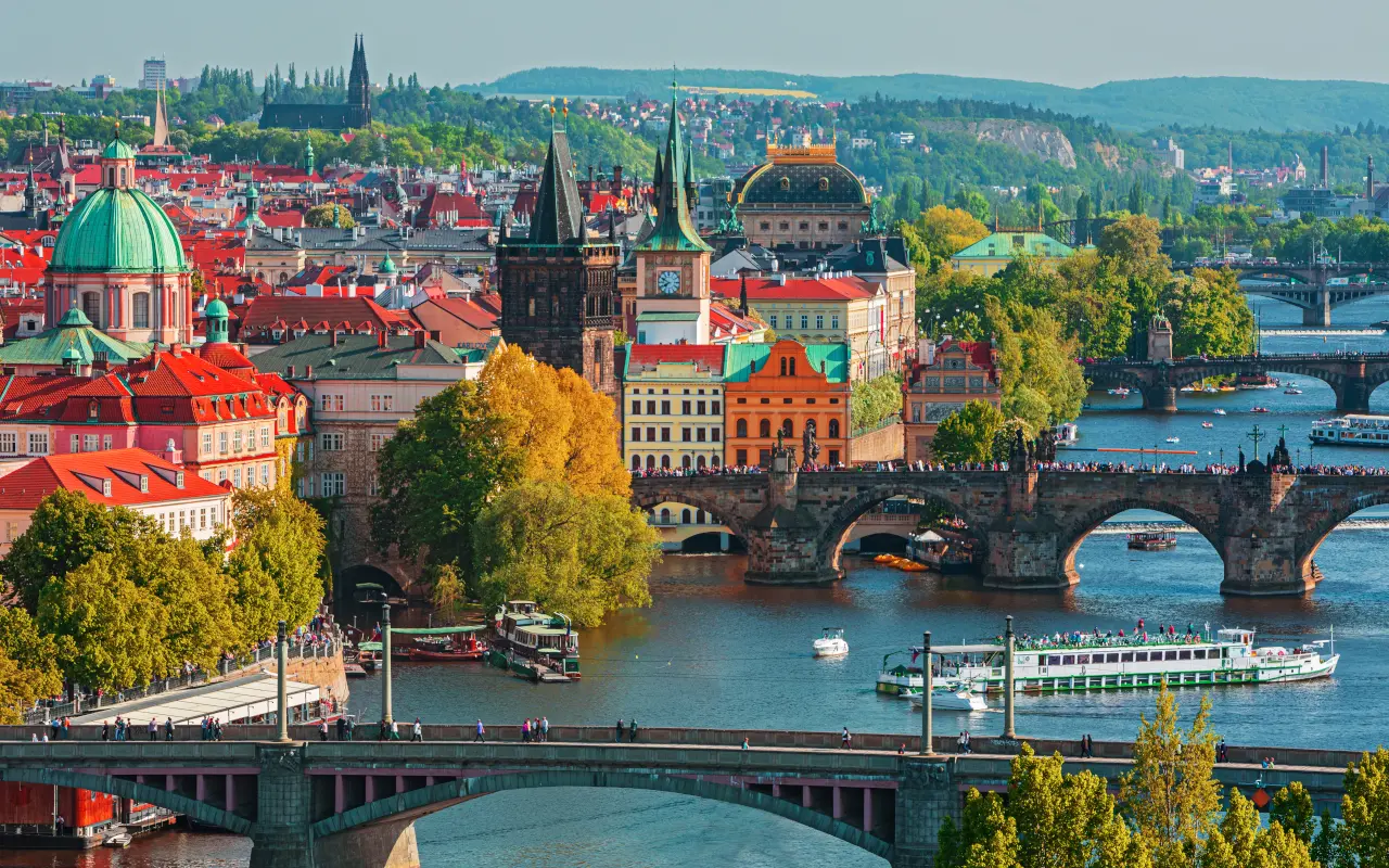 Vista aérea de un crucero por el río de Praga.