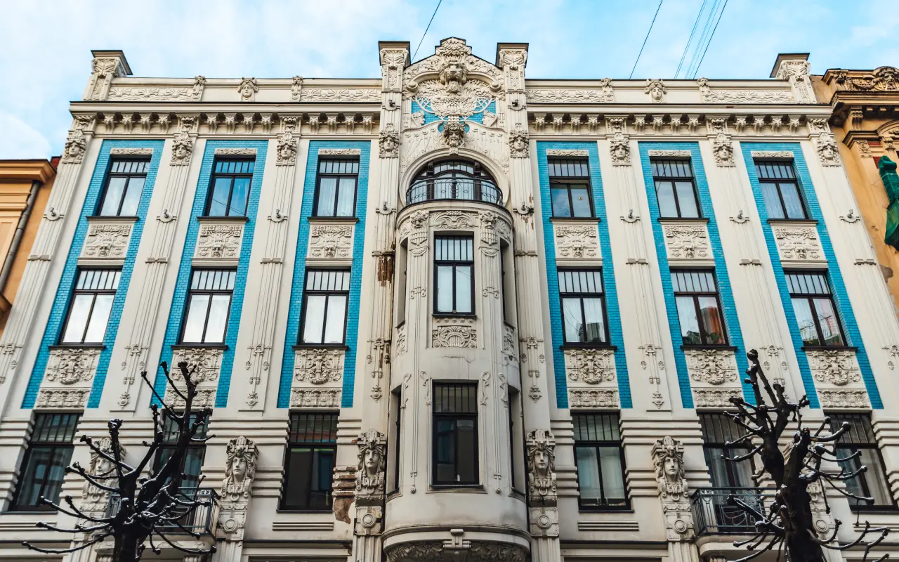 Uno de los edificios modernistas que podremos contemplar en Riga junto al guía local.