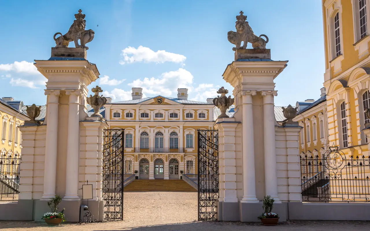 Majestuosa entrada principal del palacio situado en la localidad de Bauska