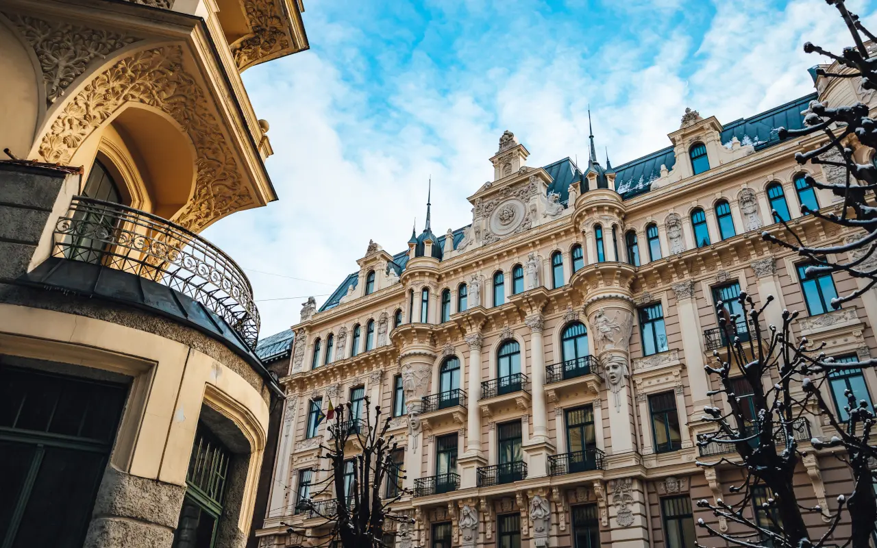 Edicio con detalles ornamentales que podrás ver en el free tour del art nouveau por Riga.