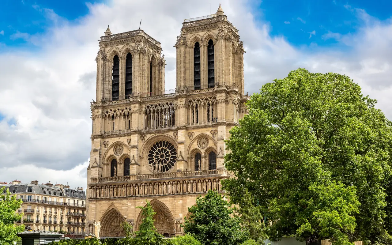 Fachada de la catedral más importante de Francia.