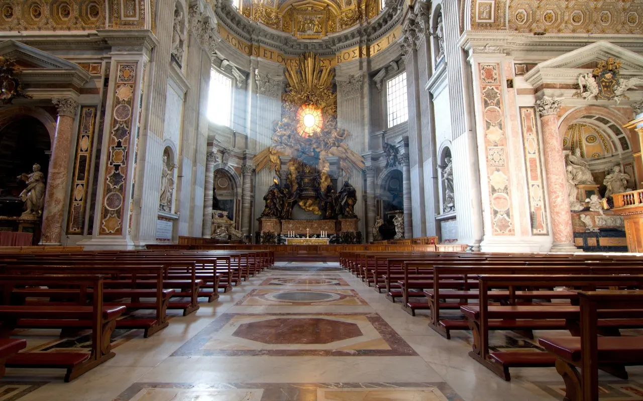 Interior de la Basílica de San Pedro, un oasis de paz y espiritualidad.