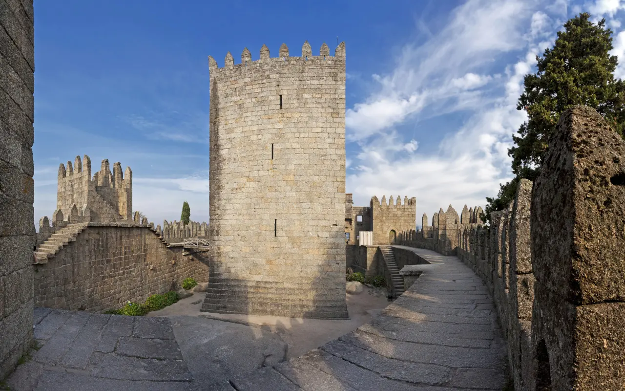 Interior del Castillo de Guimaraes, la fortaleza emblemática de la ciudad.