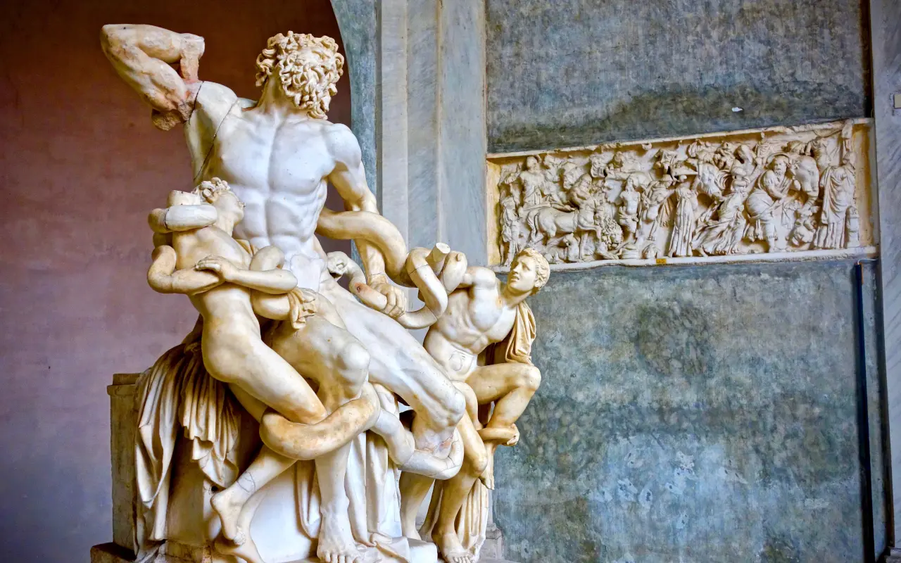 Visita el interior de los Museos Vaticanos y descubre sus obras de arte más representativas.