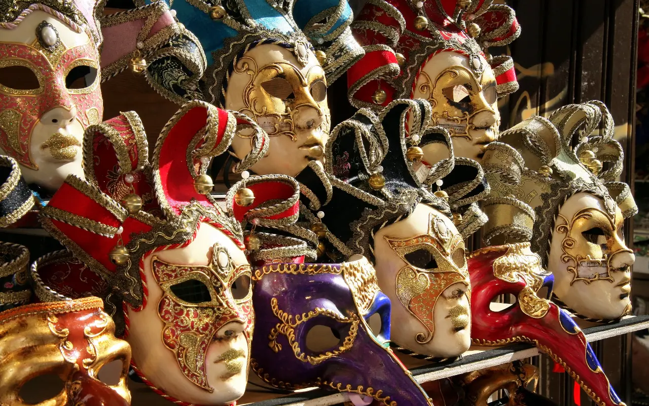 Diseños ya finalizados de máscaras venecianas para el carnaval.