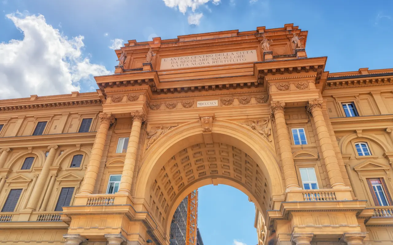 Puerta de la Piazza de la República, una de las más emblemáticas de la ciudad.
